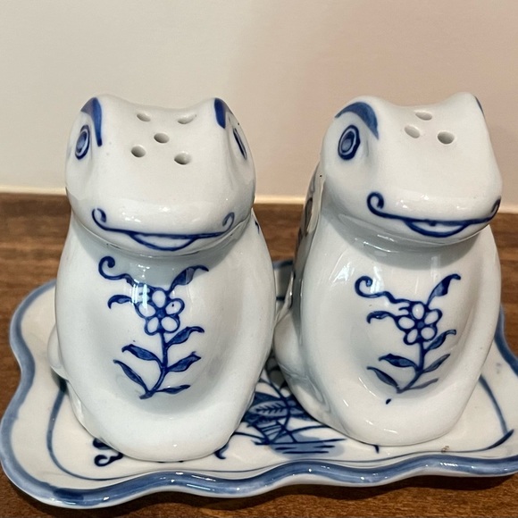 Vintage Frog Salt & Pepper Shaker Set on Lily Pad Tray  Hand Painted Blue Onion - Picture 3 of 4
